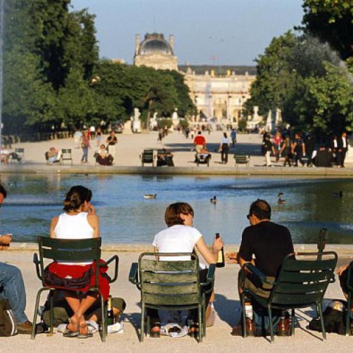 Enjoy sunny days at the Jardin des Tuileries